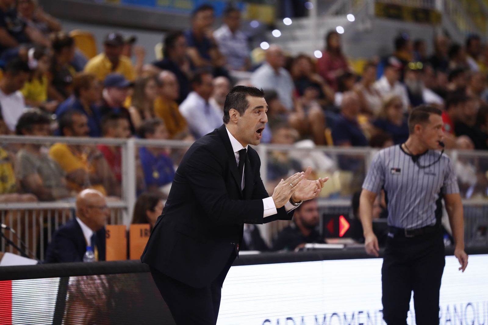 Pablo Pin aplaude a sus jugadores en el duelo ante  el Gran Canaria.