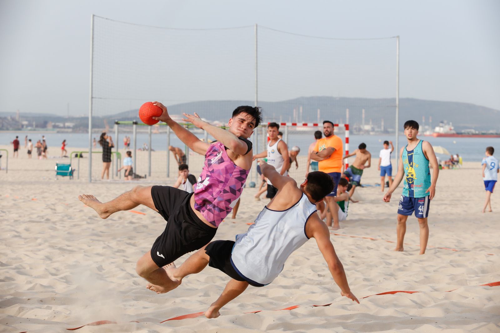 Entrenamiento de la selección andaluza juvenil de balonmano playa, en imágenes