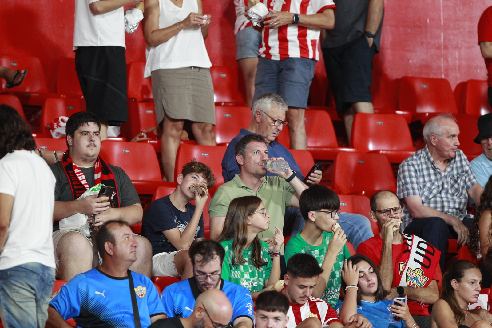 El partido U.D. Almería-Sporting de Gijón, en imágenes