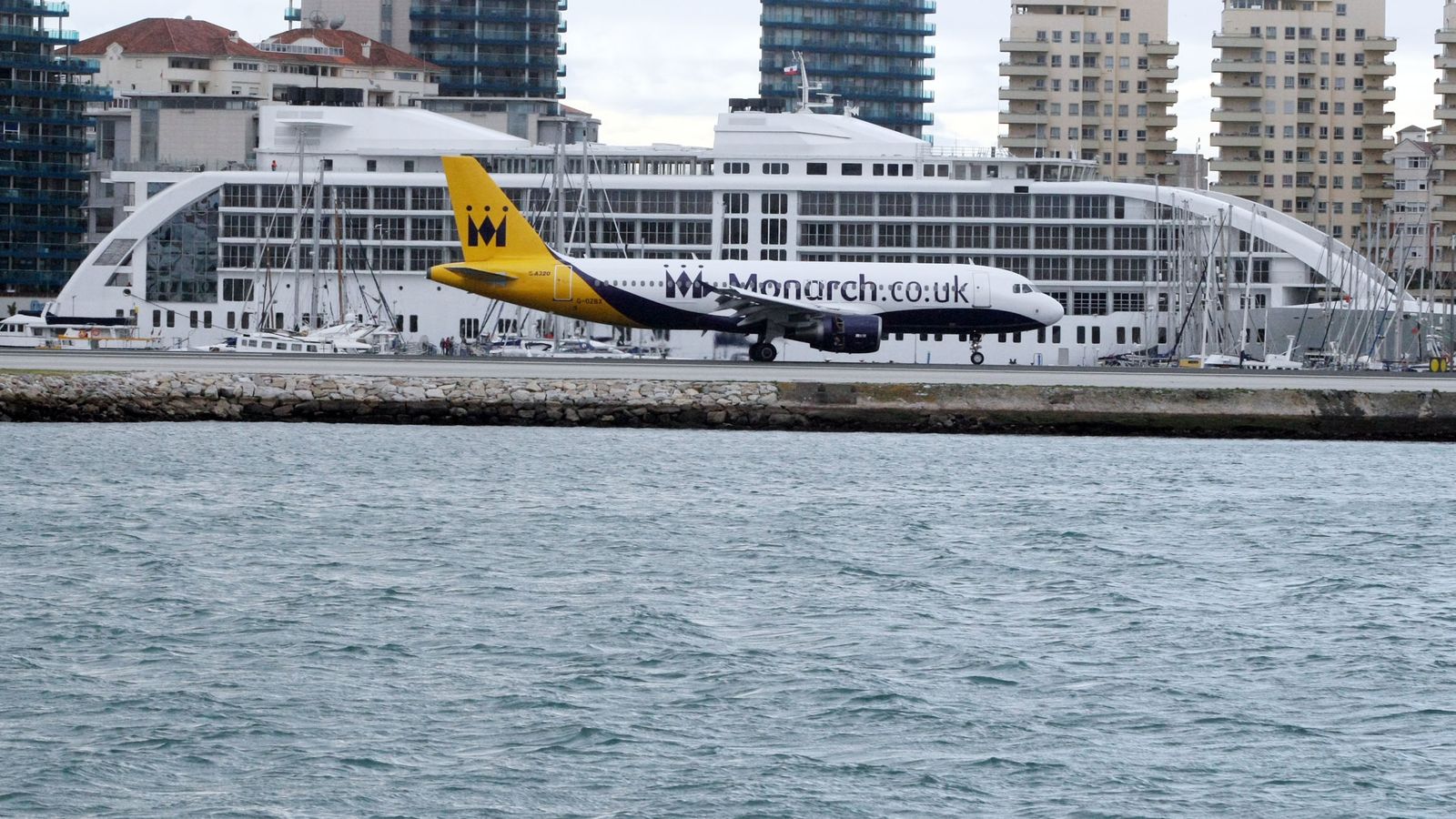 Un avión despega del aeropuerto de Gibraltar ante el barco-hotel 'Sunborn', atracado en Ocean  Village.