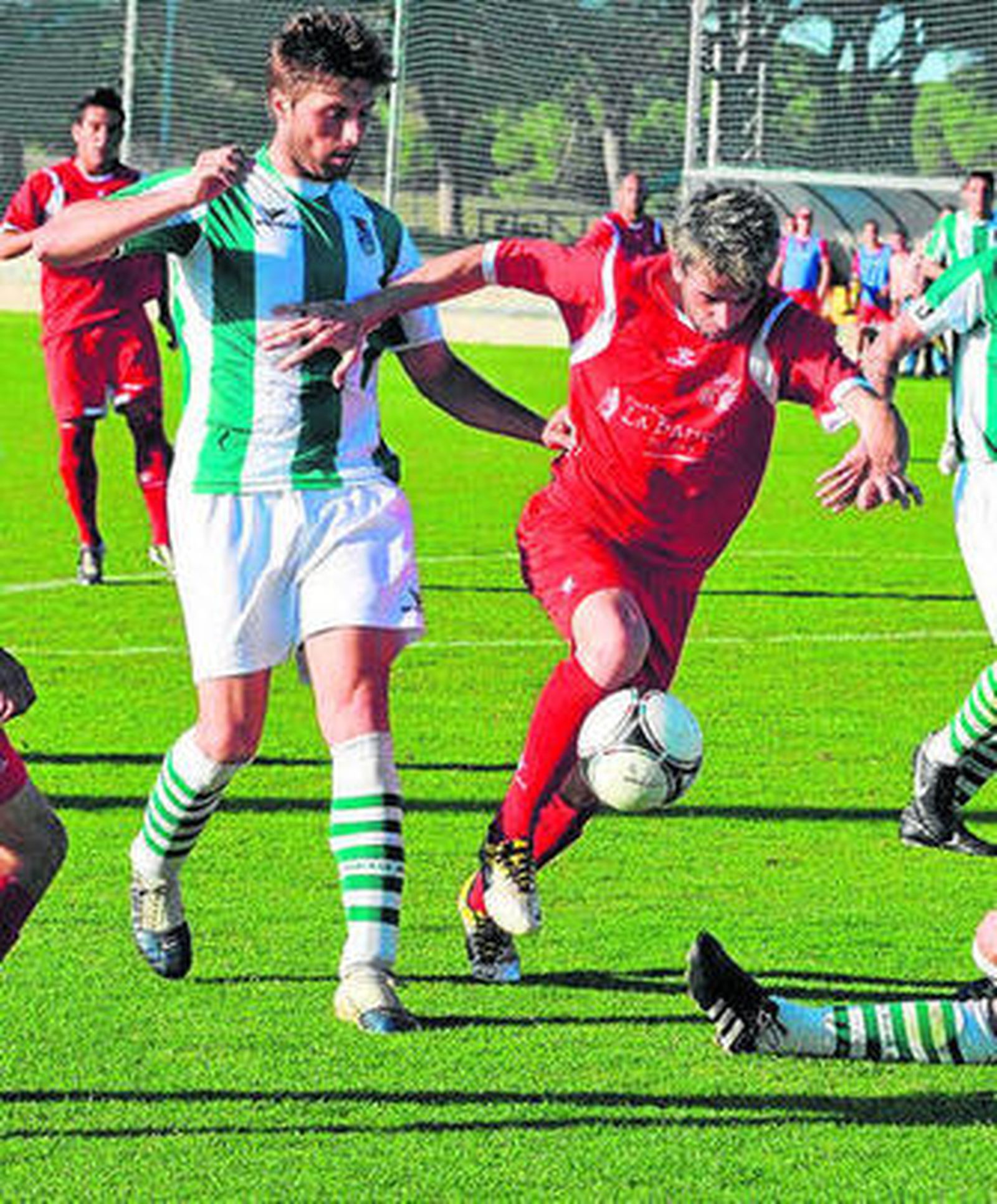 El chiclanero Javi Muñoz conduce el balón ante un rival.