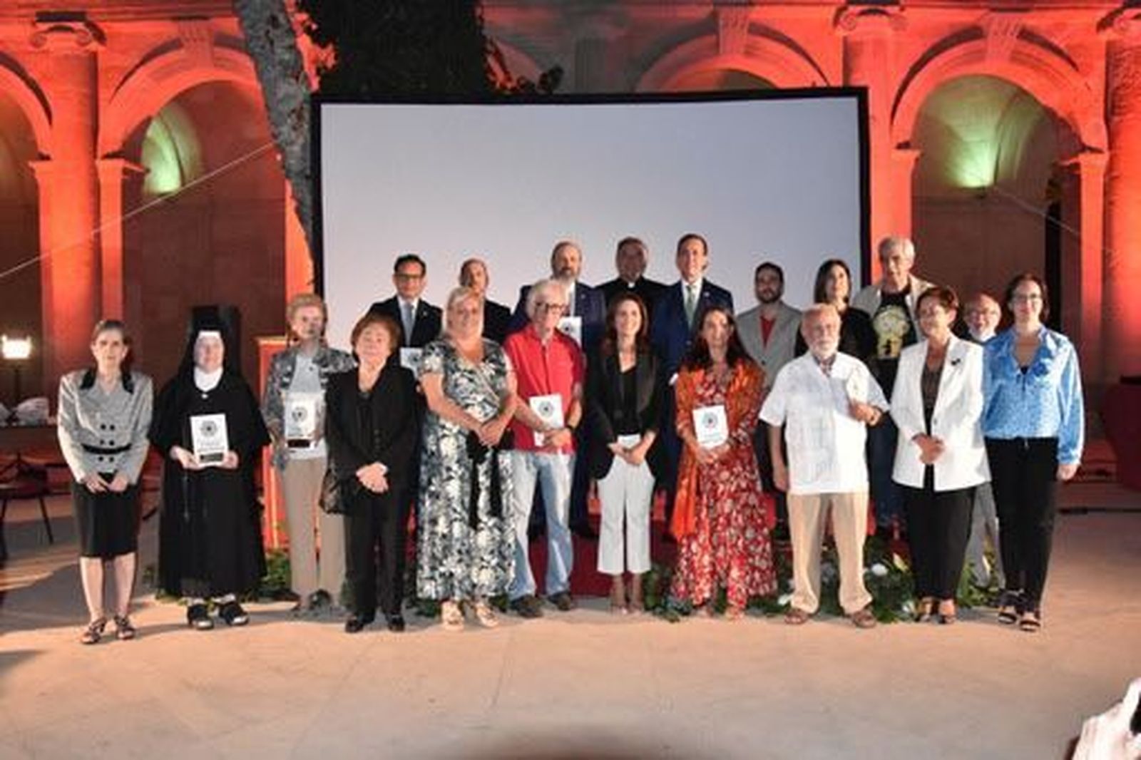 Foto de familia de la entrega de los Premios de la AAVV Casco Histórico.