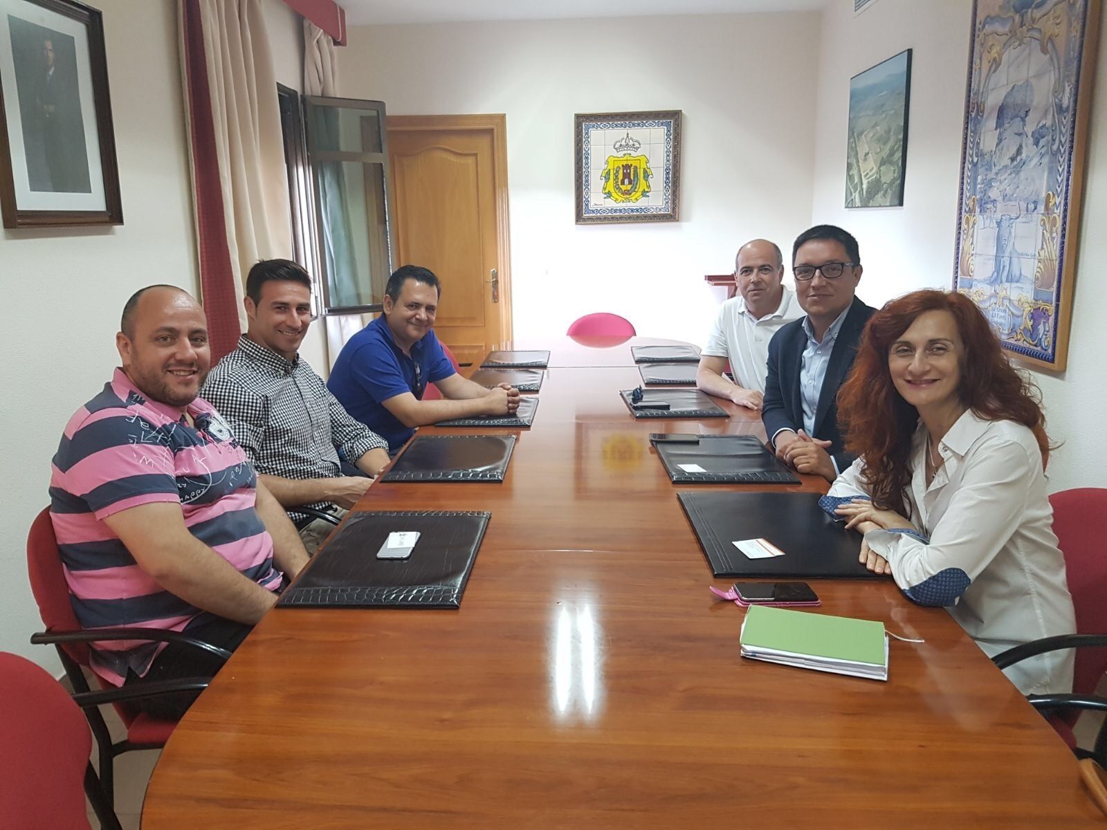 Calvente con los técnicos de la empresa holaFIBRA, ayer.