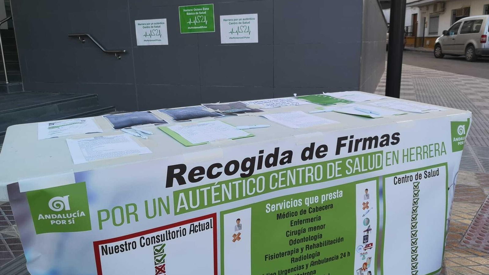 La mesa para la recogida de firmas a las puertas de entrada del centro de salud de Herrera.