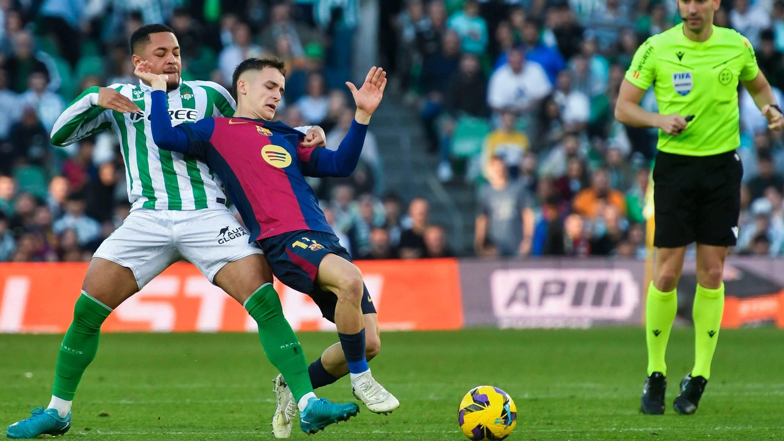 Marc Casadó lucha un balón con Vitor Roque en el encuentro entre el Betis y el Barça