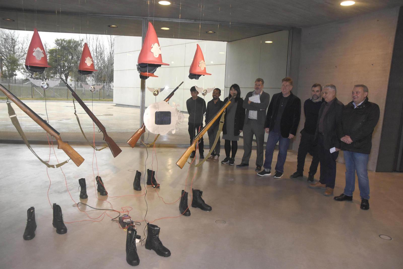 Representantes institucionales y artistas, junto a 'La guerra de Java #6'.