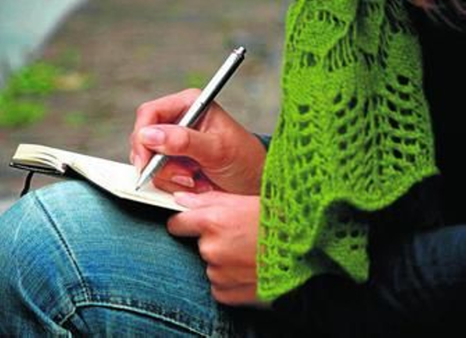 Algunos de los integrantes del jurado del certamen junto a Eduardo Caracuel con el cartel de promoción del concurso. El concejal de Patrimonio, junto al portavoz del jurado, Antonio Marín, agradeció la asistencia a los miembros de la asociación organizadora del evento. / Fotos: LUCÍA rivas.