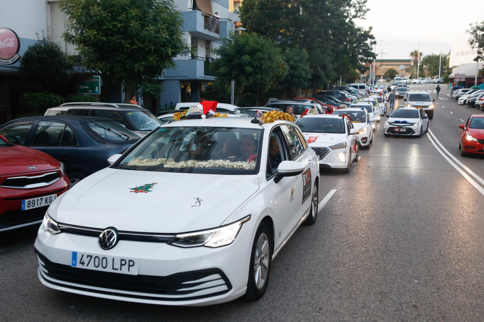 Las fotos del paseo en taxi al alumbrado de Navidad de Algeciras para los mayores