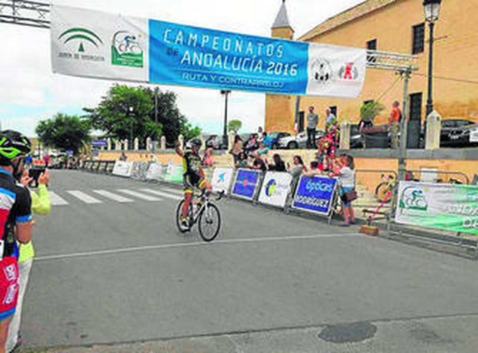 David Gil alza los brazos en el momento de cruzar la línea de meta en Osuna.