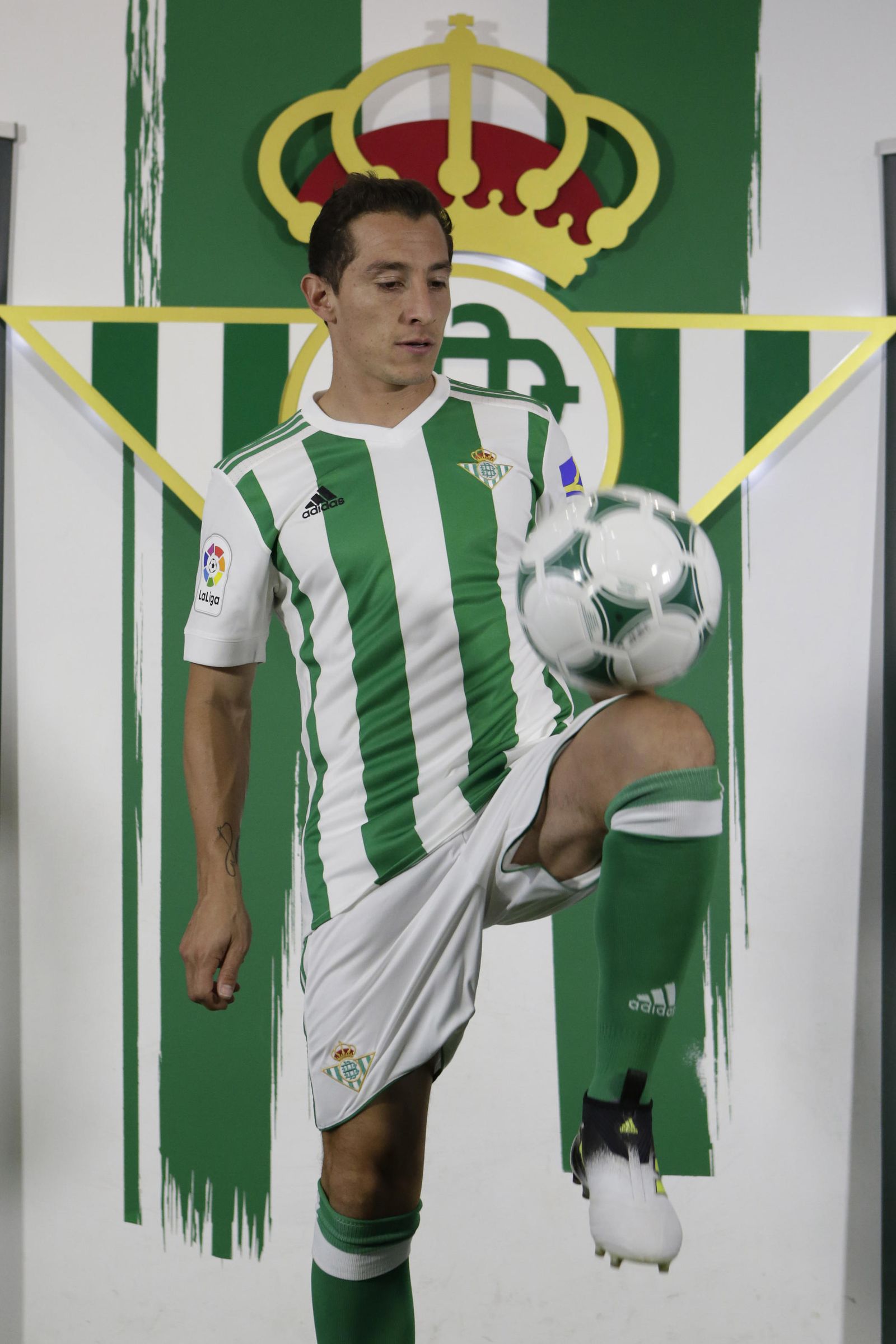 Andrés Guardado, sexto fichaje del Betis, ensaya con el balón en el Benito Villamarín.
