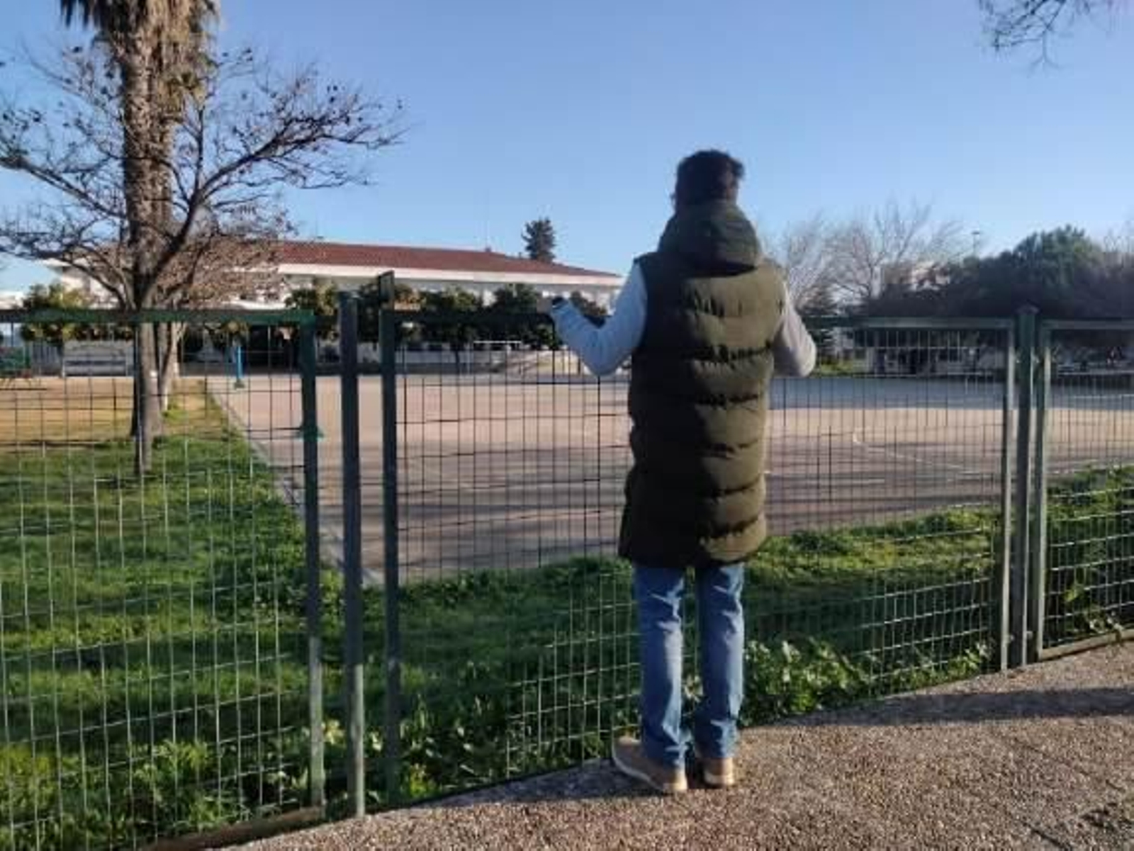 Una imagen del tamaño de la valla perimetral.