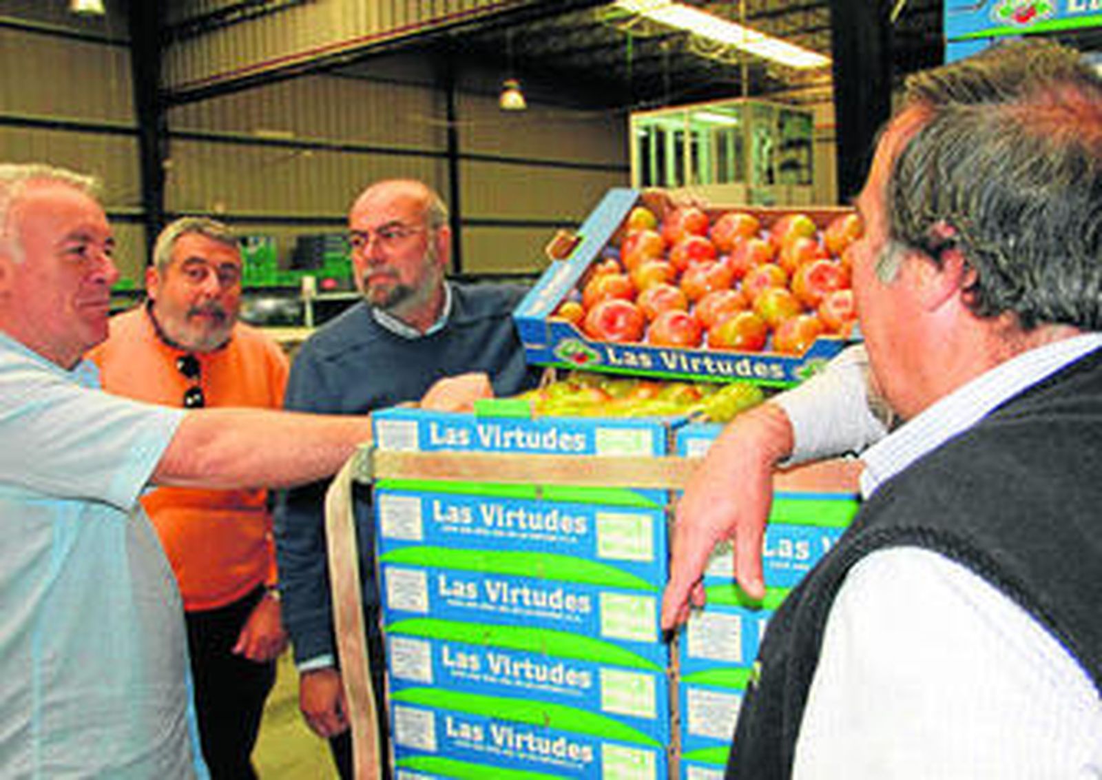 El coordinador federal de Izquierda Unida en su visita a la Cooperativa de las Virtudes de Conil.