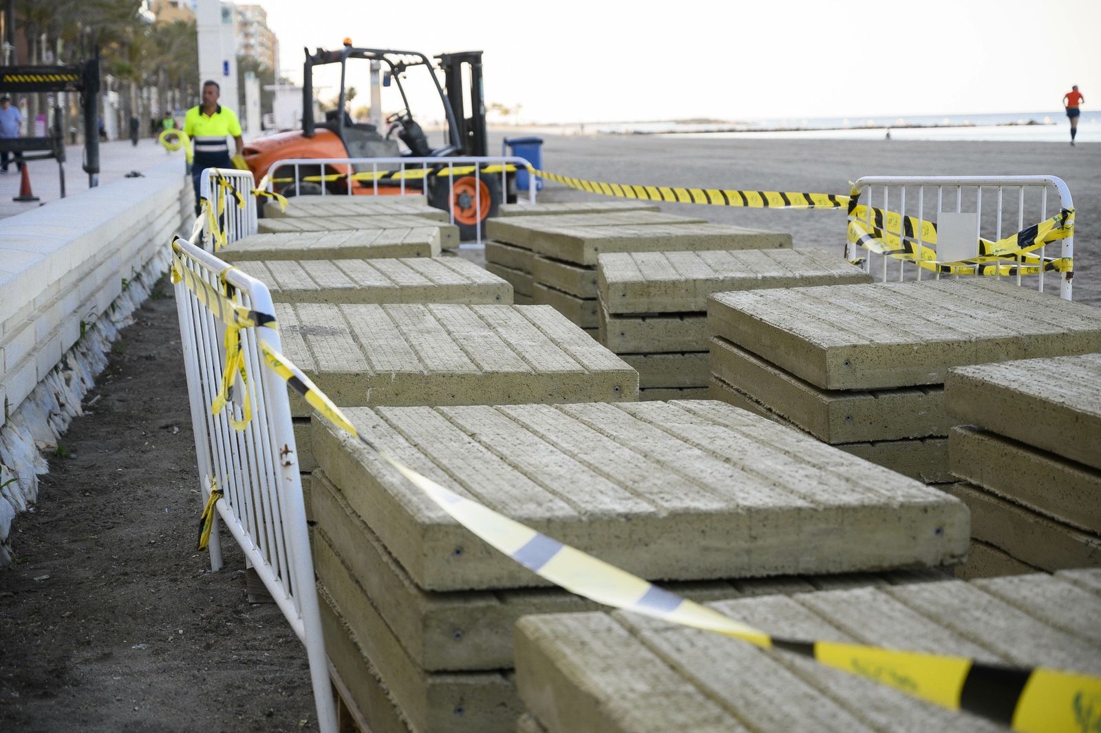 Las piezas de hormigón, apiladas para su instalación en la arena