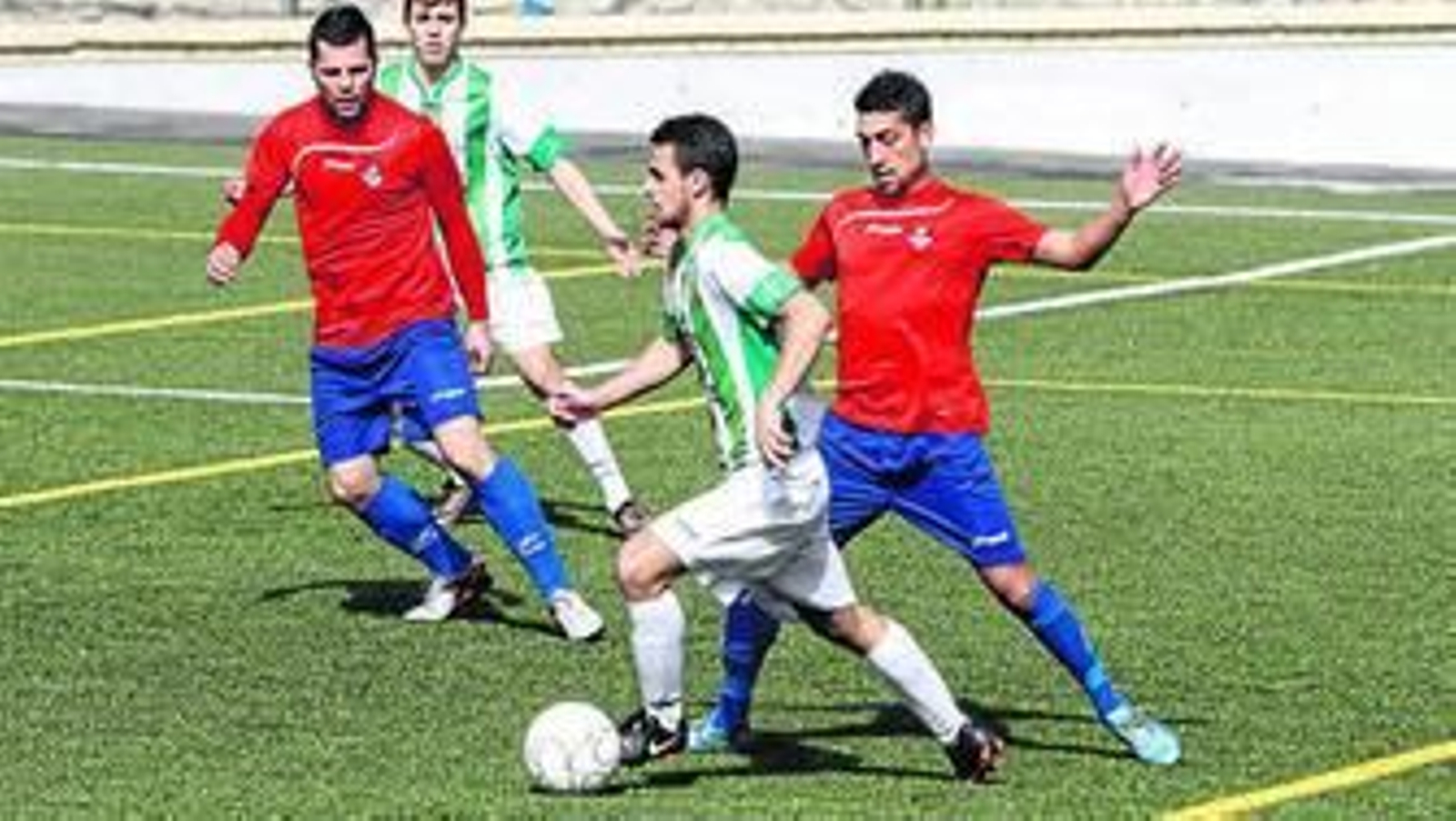 Un jugador del Alfacar conduce el esférico ante la presión de un abderitano.