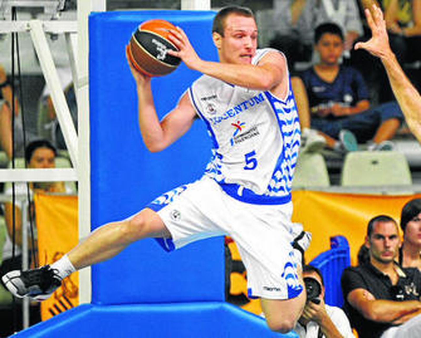 Rafa Freire trata de buscar a un compañero al cazar un rebote.