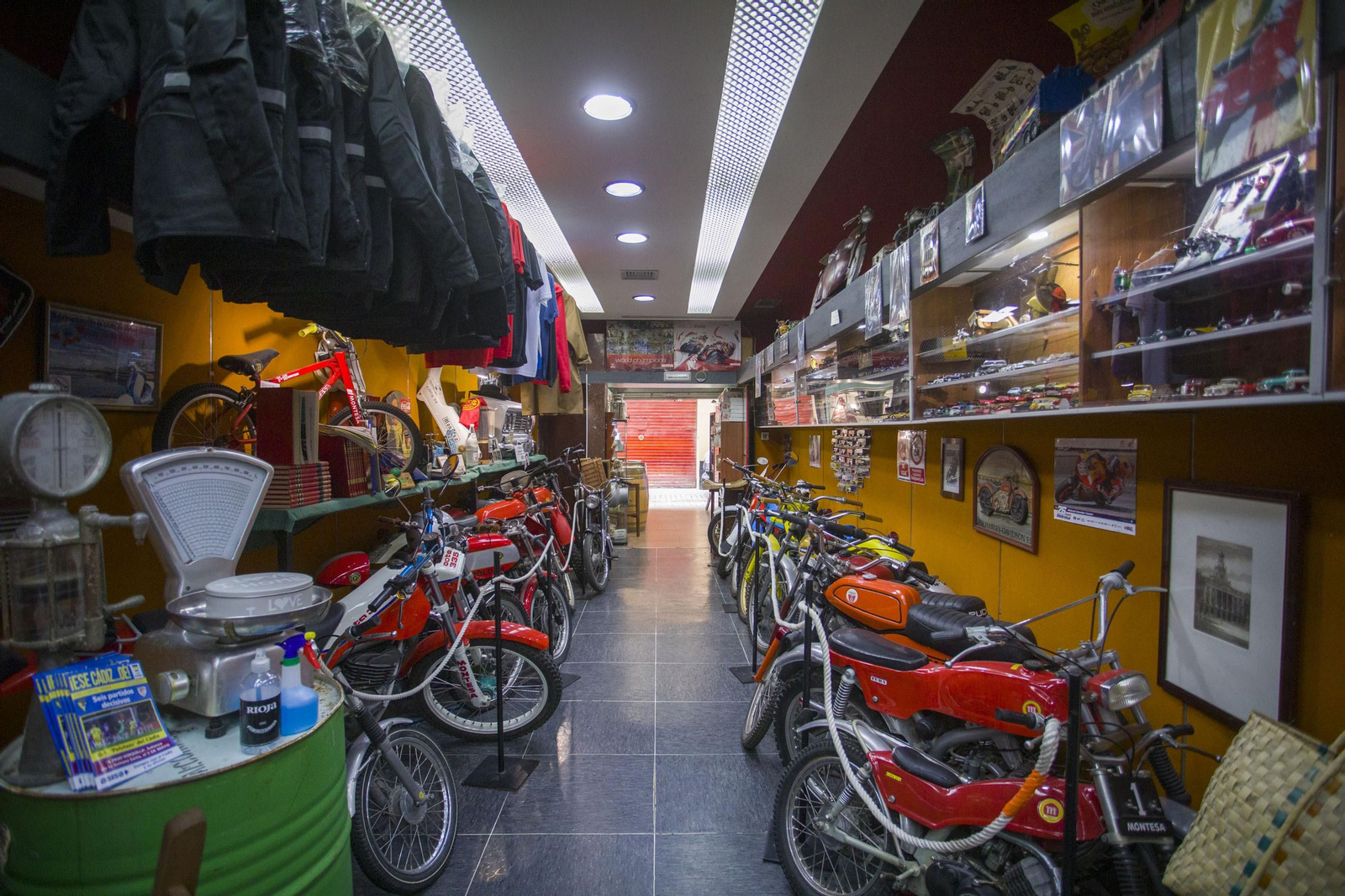Así es el bar Pelayo-Hecho en Cádiz, un museo del buen comer y el motor