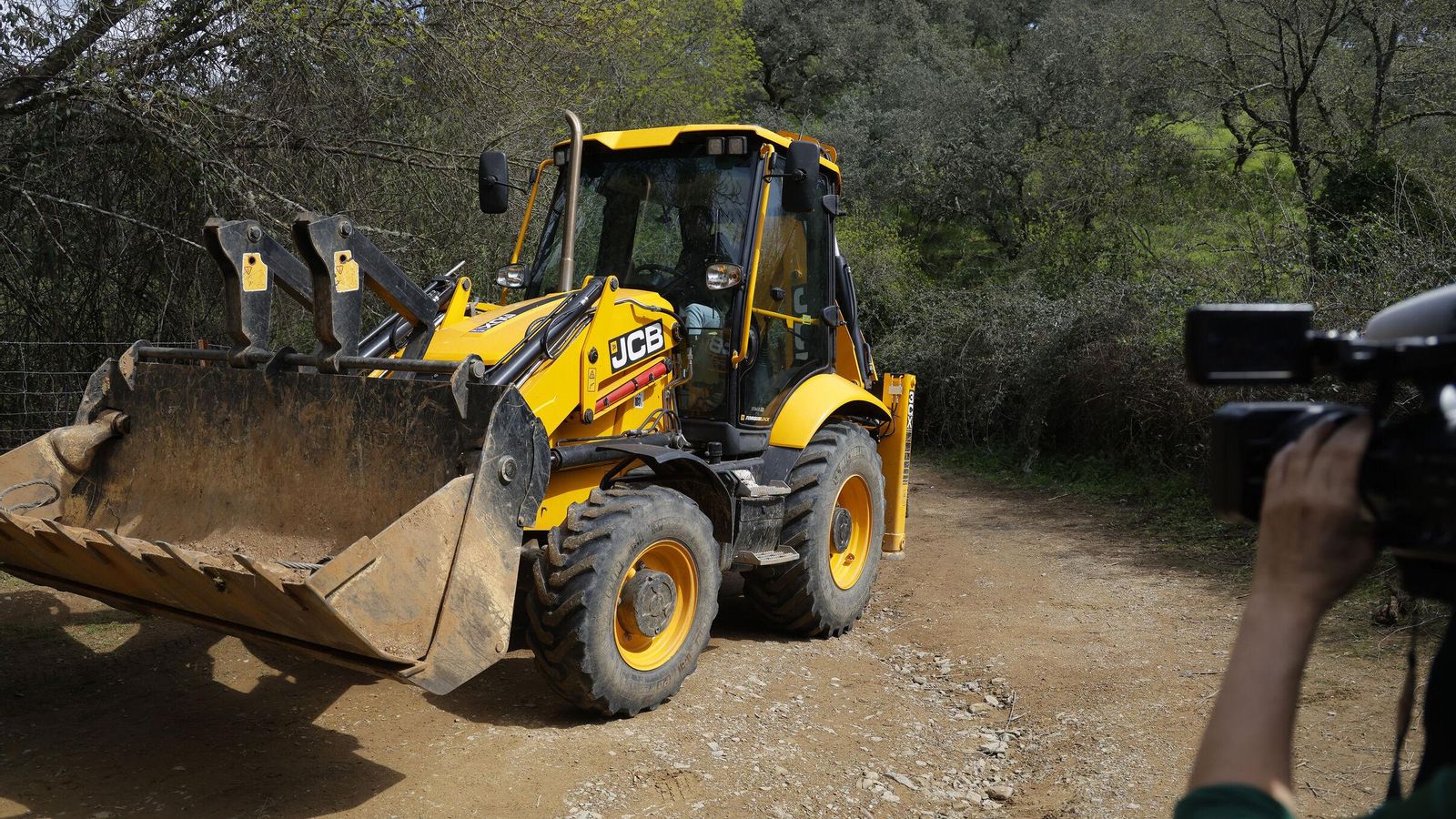 La excavadora con la que retiraron el todoterreno.