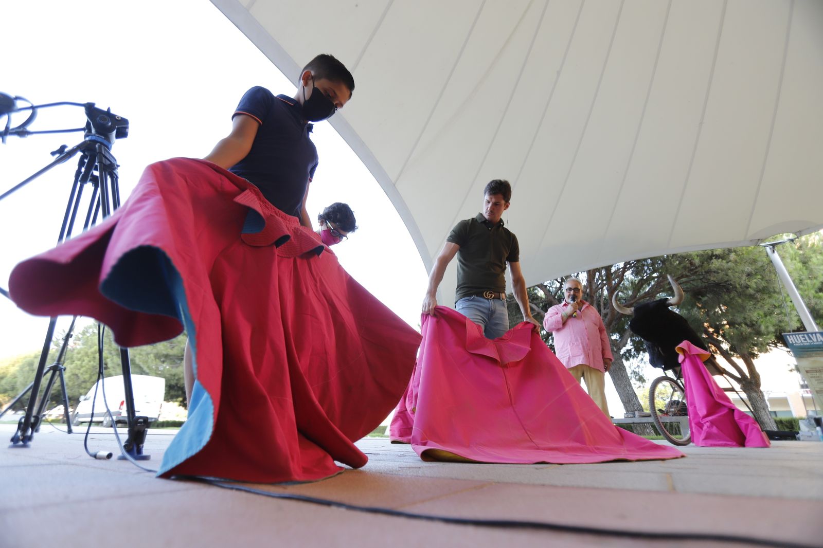 El diestro Daniel Luque lleva a cabo la 'Escuela de Toreo en las calles de Huelva'