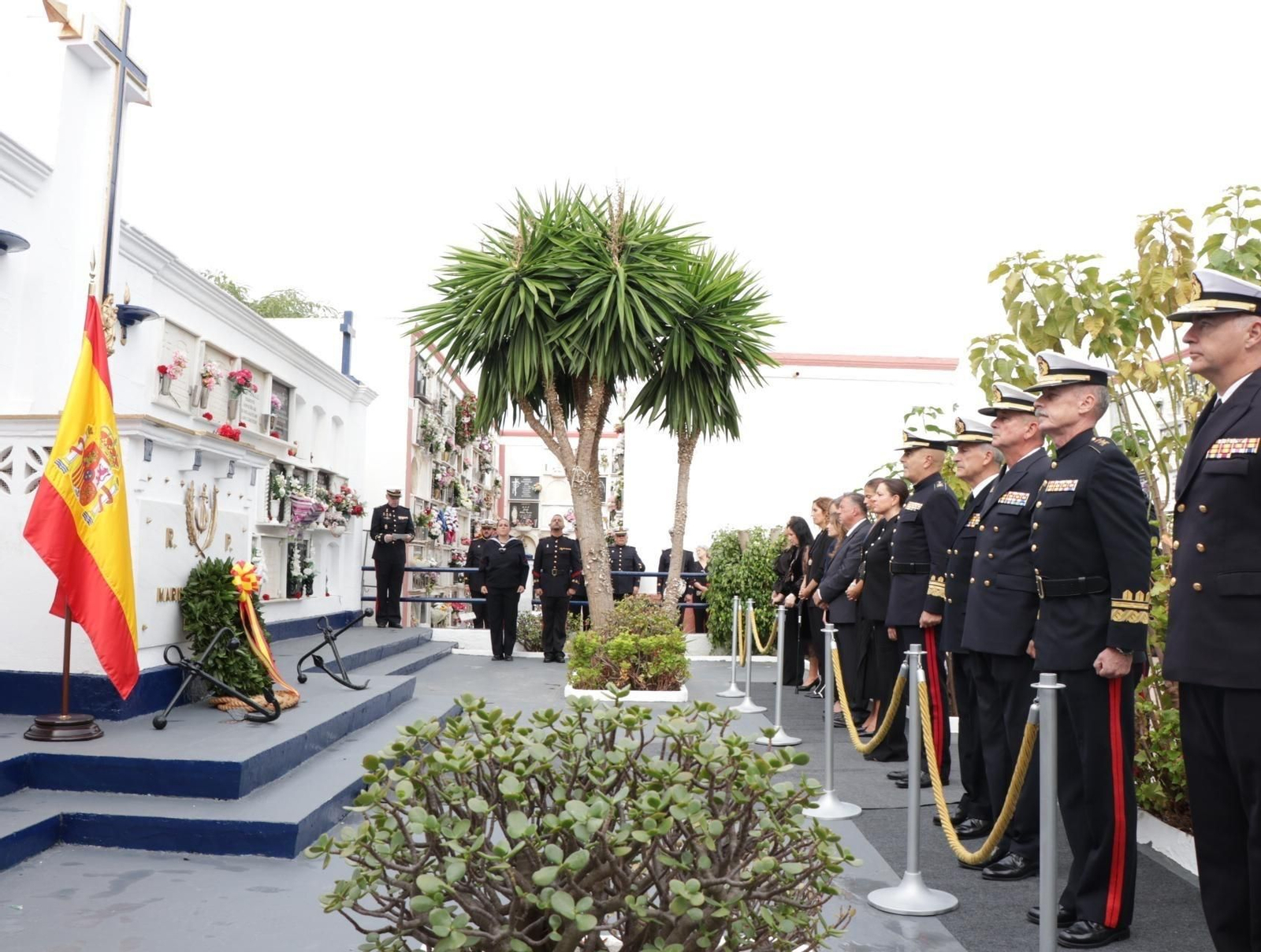 Acto de homenaje de la Armada a los caídos en el cementerio de la localidad de San Fernando