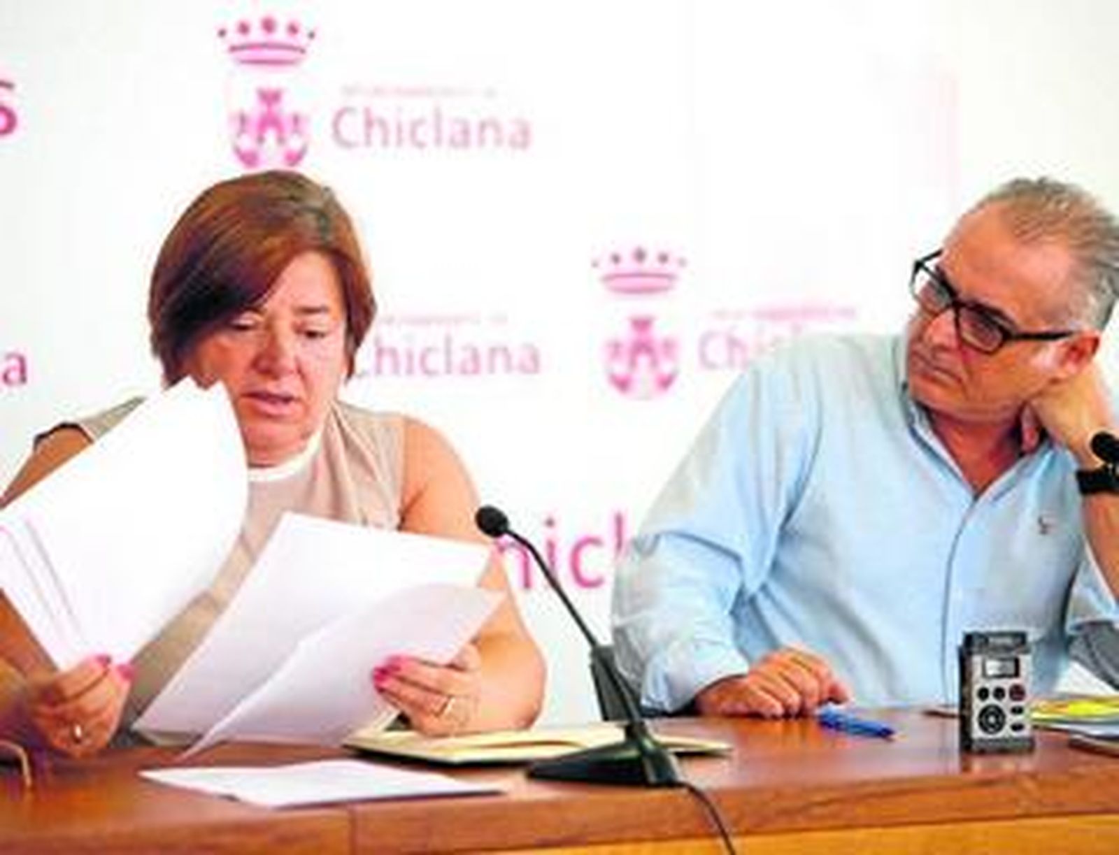 Cándida Verdier y Joaquín Páez, ayer en el Ayuntamiento dando a conocer la resolución judicial.