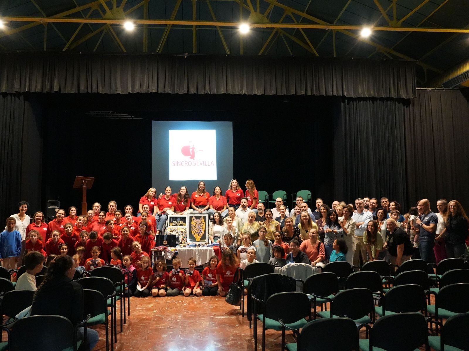 El homenaje, por parte de su club de formación, a Marina García Polo y Alisa Ozhogina.