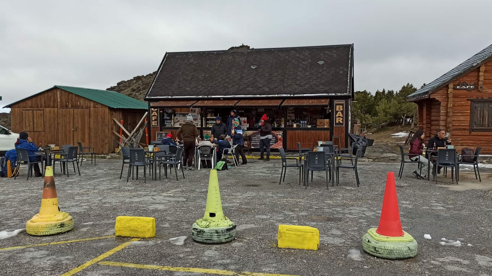 Visitantes en el bar de Jesús Abellán en la Hoya de la Mora
