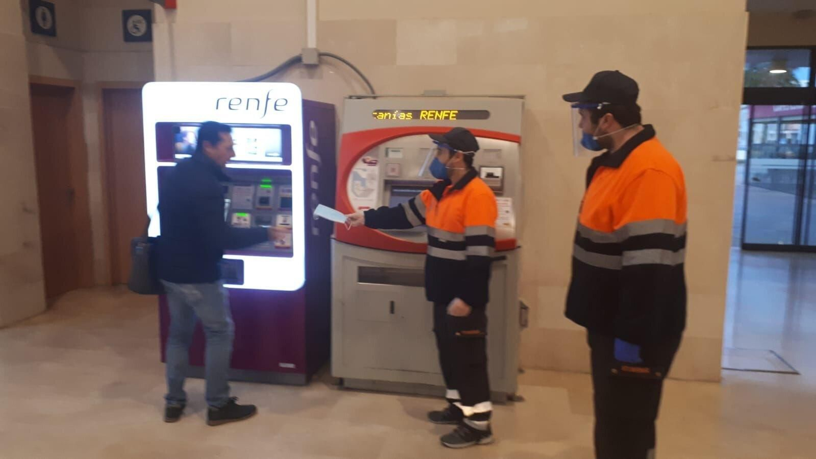 Reparto de mascarillas en la estación de tren.