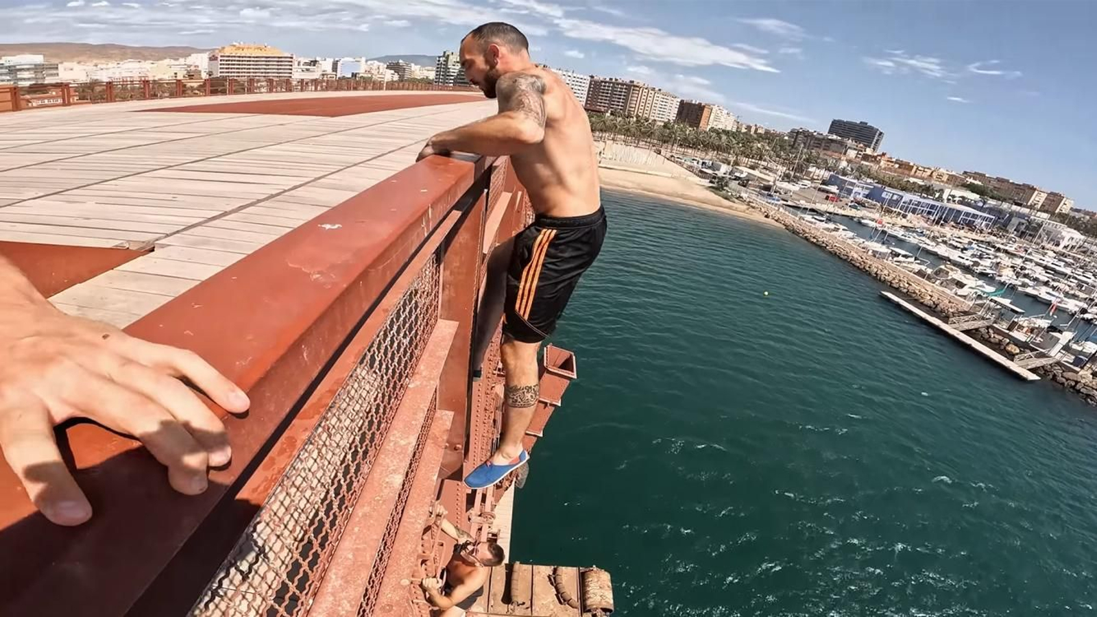 Uno de los jóvenes escalando el Cable Inglés.