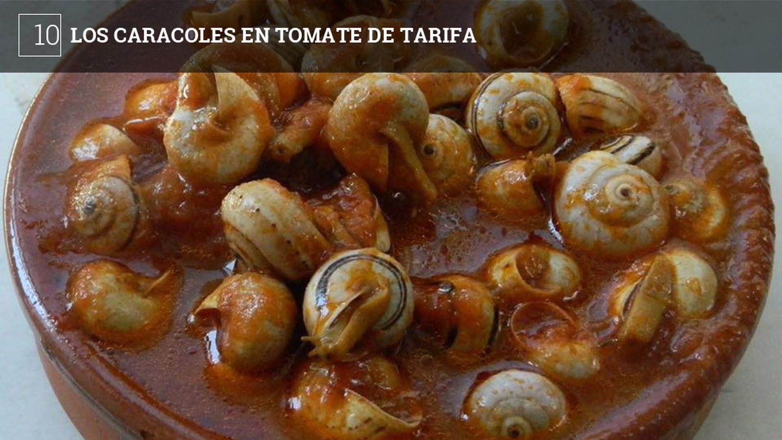 No en todas las poblaciones de la provincia se comen los caracoles de la misma forma. En Tarifa, por ejemplo, es típico prepararlos en tomate, como se hacen en otras ciudades de la provincia, las cabrillas. Esta especialidad se puede encontrar en algunos bares como El Caballo, en la calle Jucar o la taberna La Romanera, en la calle Privilegio, los tienen estos días.