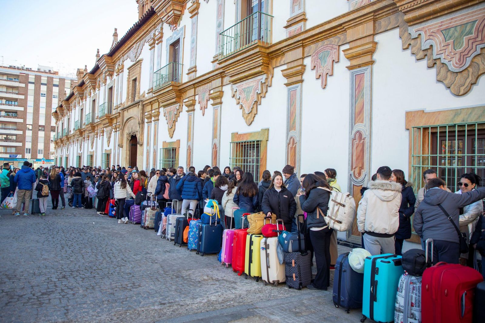 La salida de los niños que participan en los Campamentos de Navidad de la Diputación, en imágenes