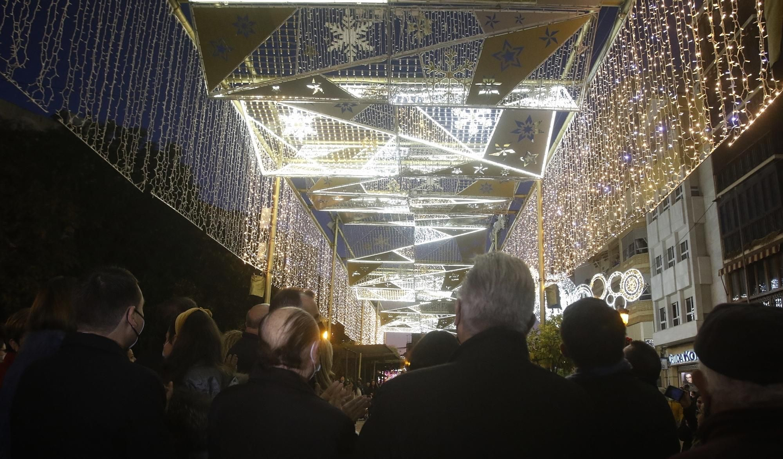 El encendido del espectacular alumbrado navideño de Puente Genil, en fotografías