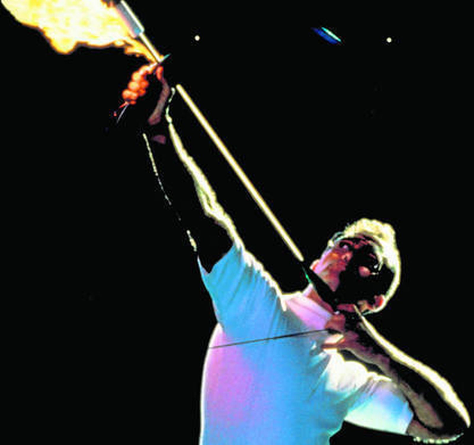 El arquero paralímpico Antonio Rebollo lanza la flecha que encendería el pebetero olímpico de los Juegos de Barcelona.