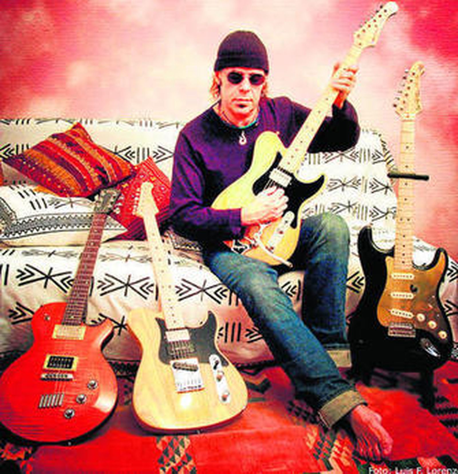 Javier Vargas y sus guitarras, en una foto promocional.