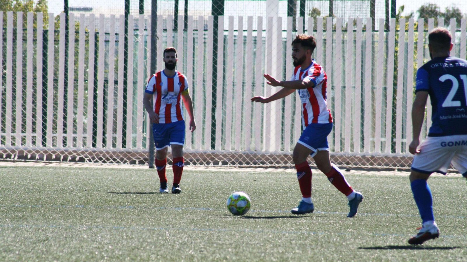 Alonso Soler conduce el balón durante uno de sus encuentros de su etapa en el Poli Almería.