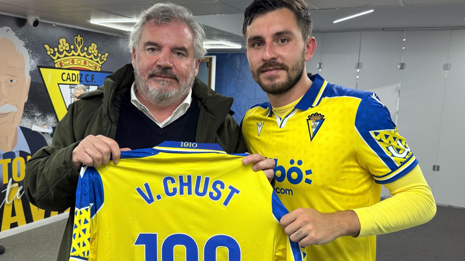 Vizcaíno y Chust posan con la camiseta conmemorativa.