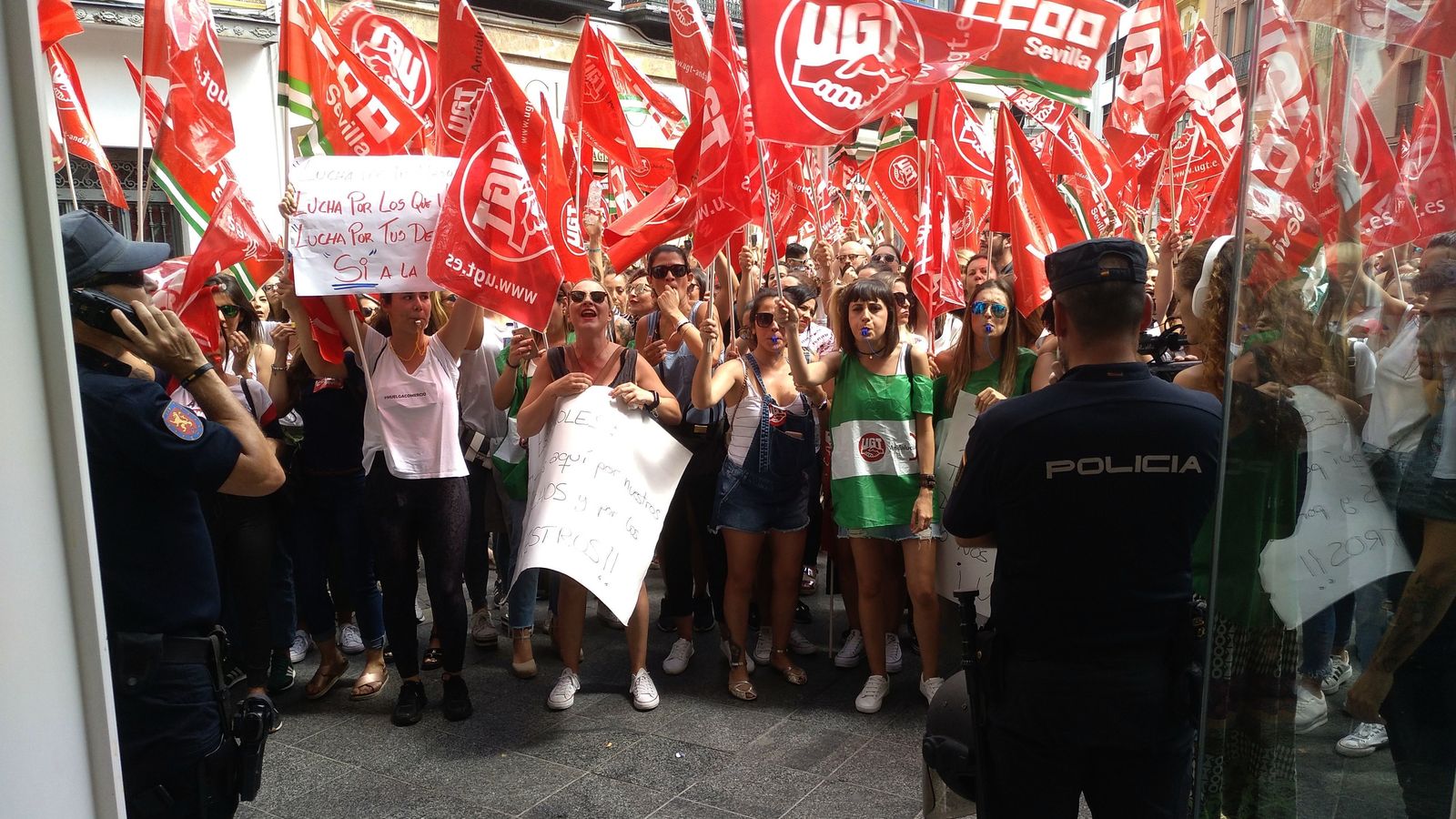 Seguridad en la puerta de un comercio.