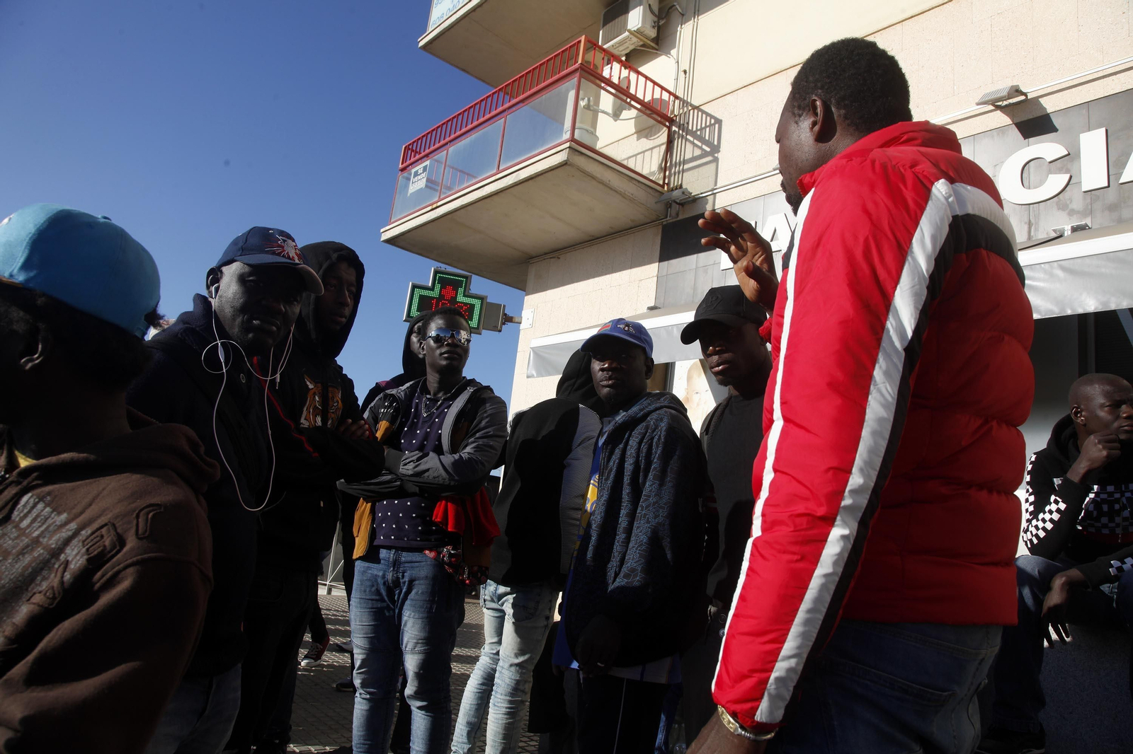 Un grupo de afectados por el incendio en el asentamiento de chabolas de Lepe.