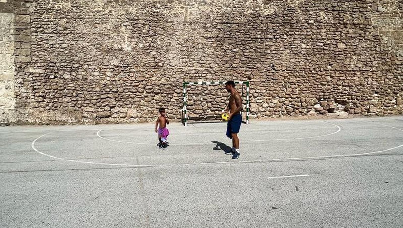 Suso y su hijo juegan juntos con una pelota.