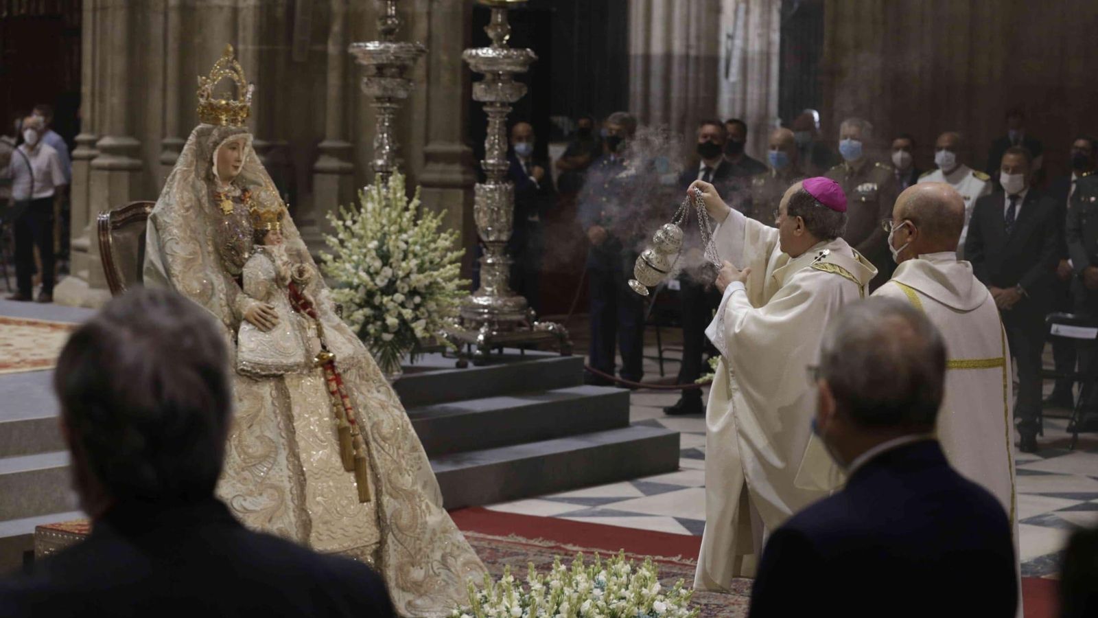 Celebración de la misa en la Catedral.