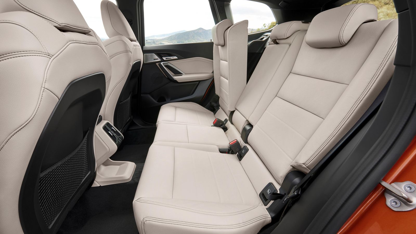 El respaldo admite diferentes configuraciones de inclinación para poder, por ejemplo, aumentar el espacio de carga sin tener que abatirlos.