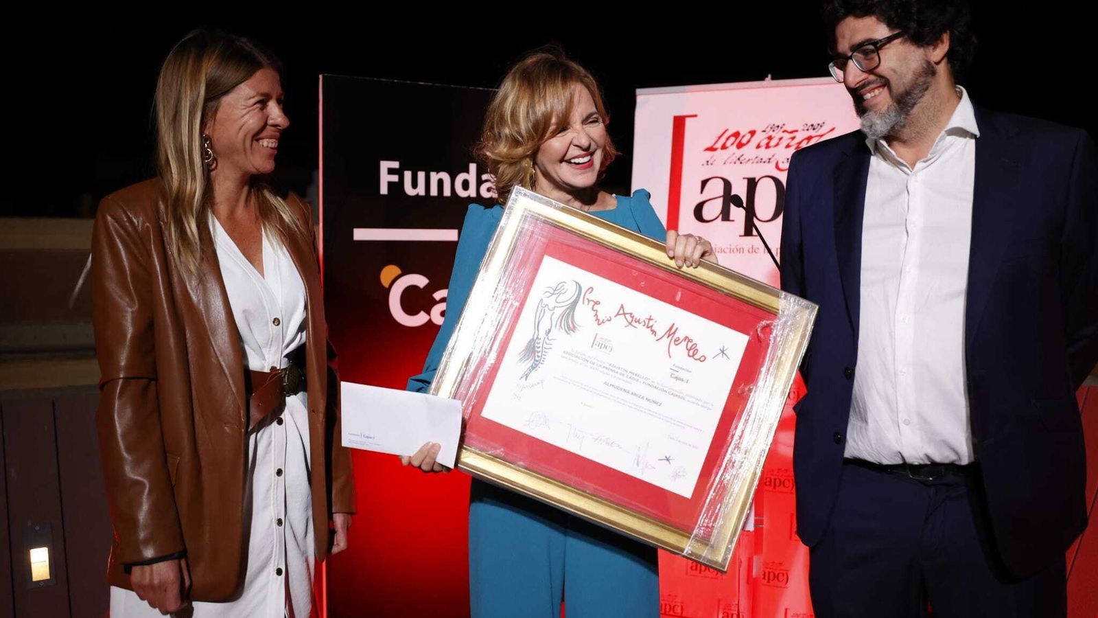 Almudena Ariza recibe el premio de manos de María del Mar Díez y Diego Calvo, en nombre de la Fundación Cajasol y la APC.
