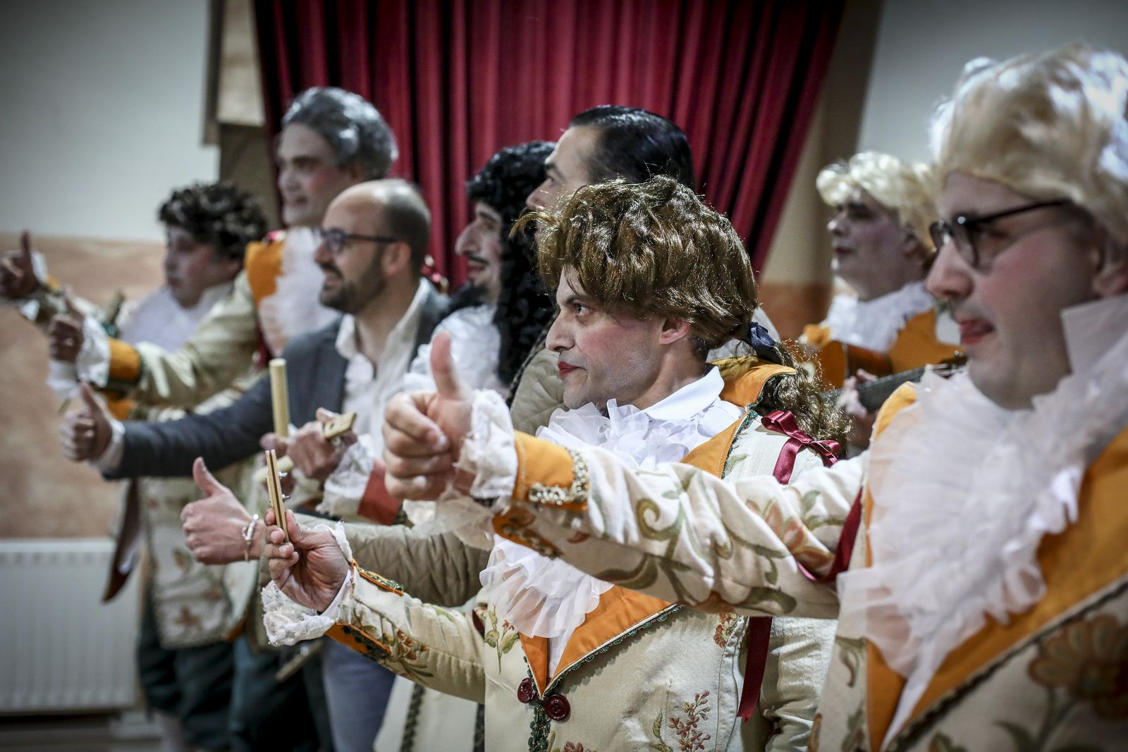 Los integrantes del cuarteto de Afanas 'Merda, merda, mucha merda' calentando voces en camerinos.