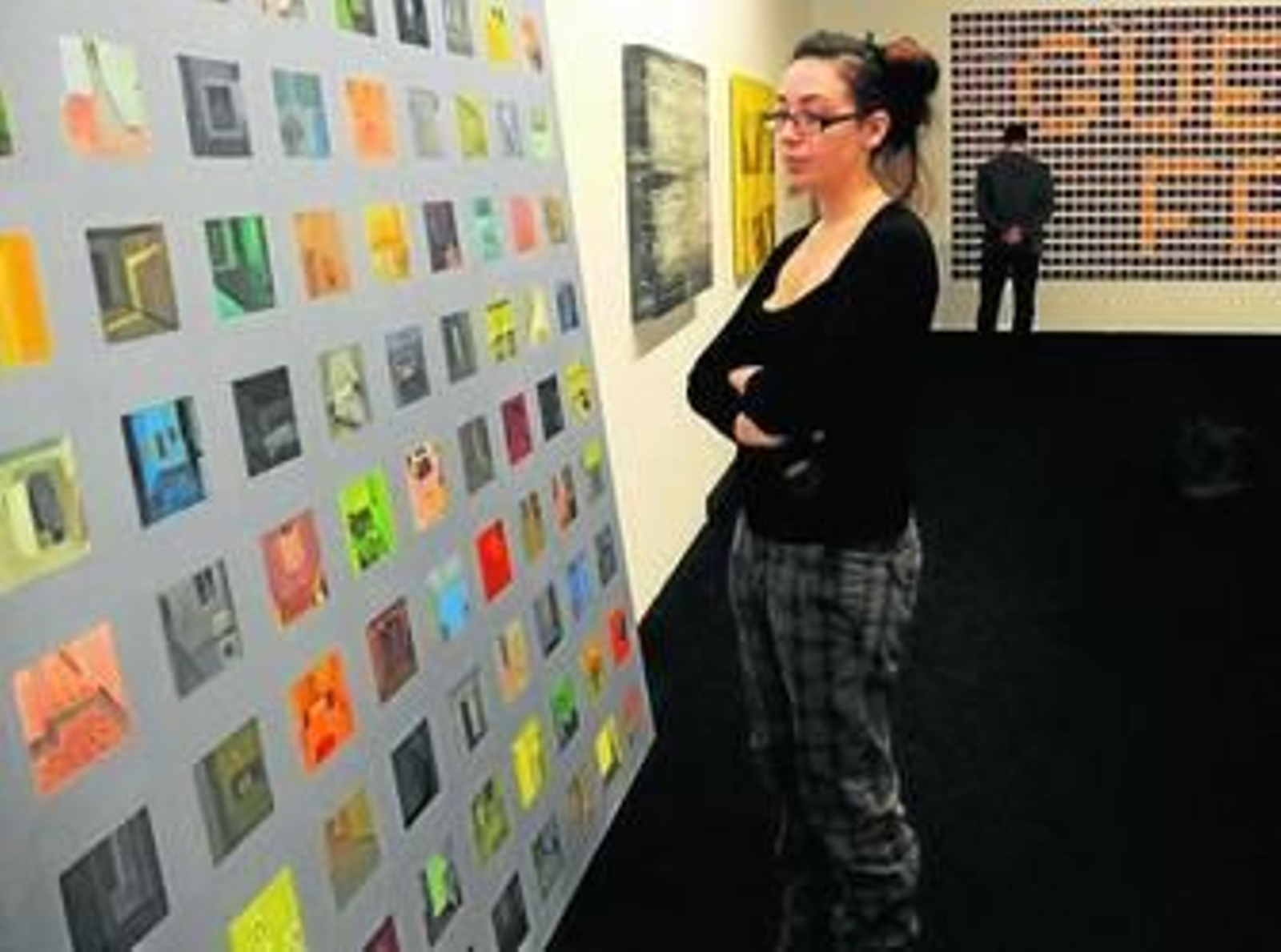 Una visitante de la exposición en el CAS observa la obra firmada por Curro González.