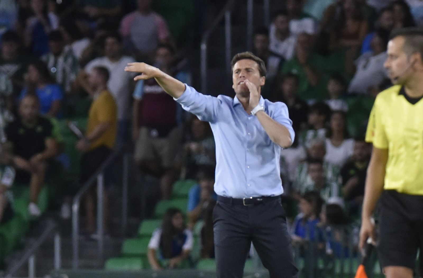 Rubi da indicaciones durante el partido