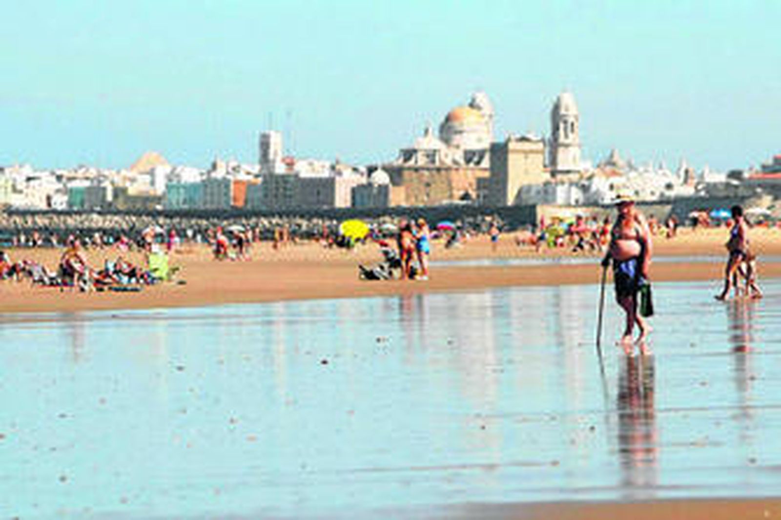 Vista del Campo Sur desde la playa de la Victoria.