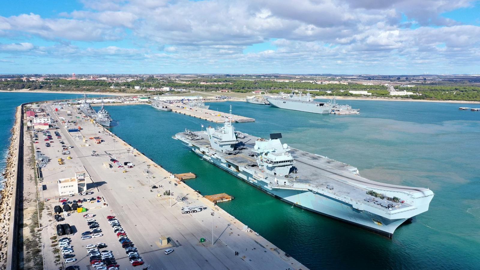 El portaaviones británico en Rota, con el buque 'Juan Carlos I' detrás.