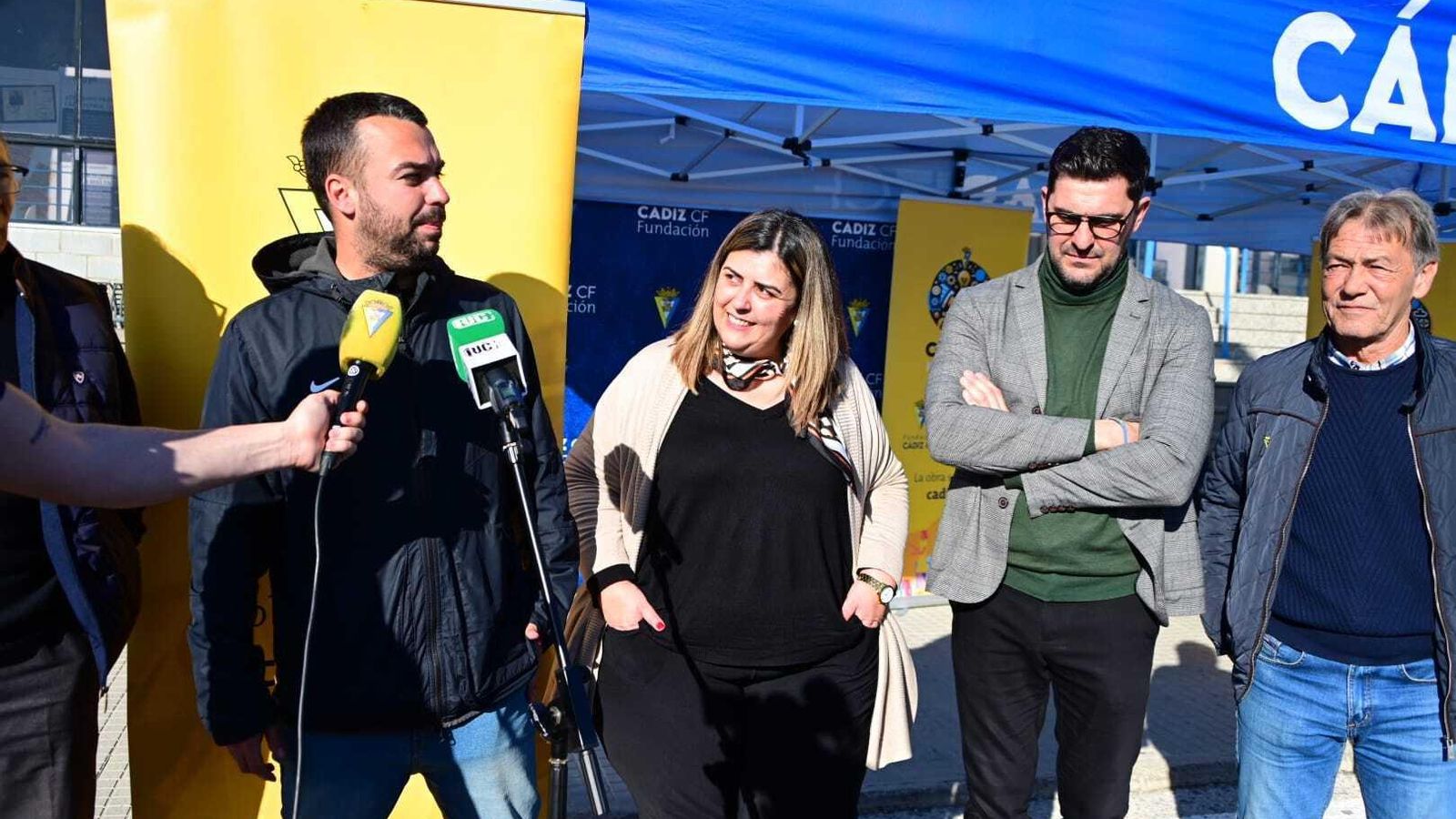 La alcaldesa, Inmaculada Sánchez, atiende a la intervención del concejal Lázaro Canto.