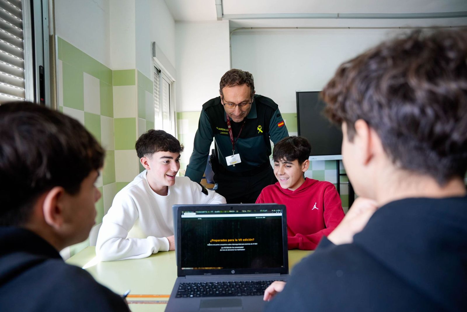 Las imágenes de la Ciberliga de la Guardia Civil en el IES Albaida