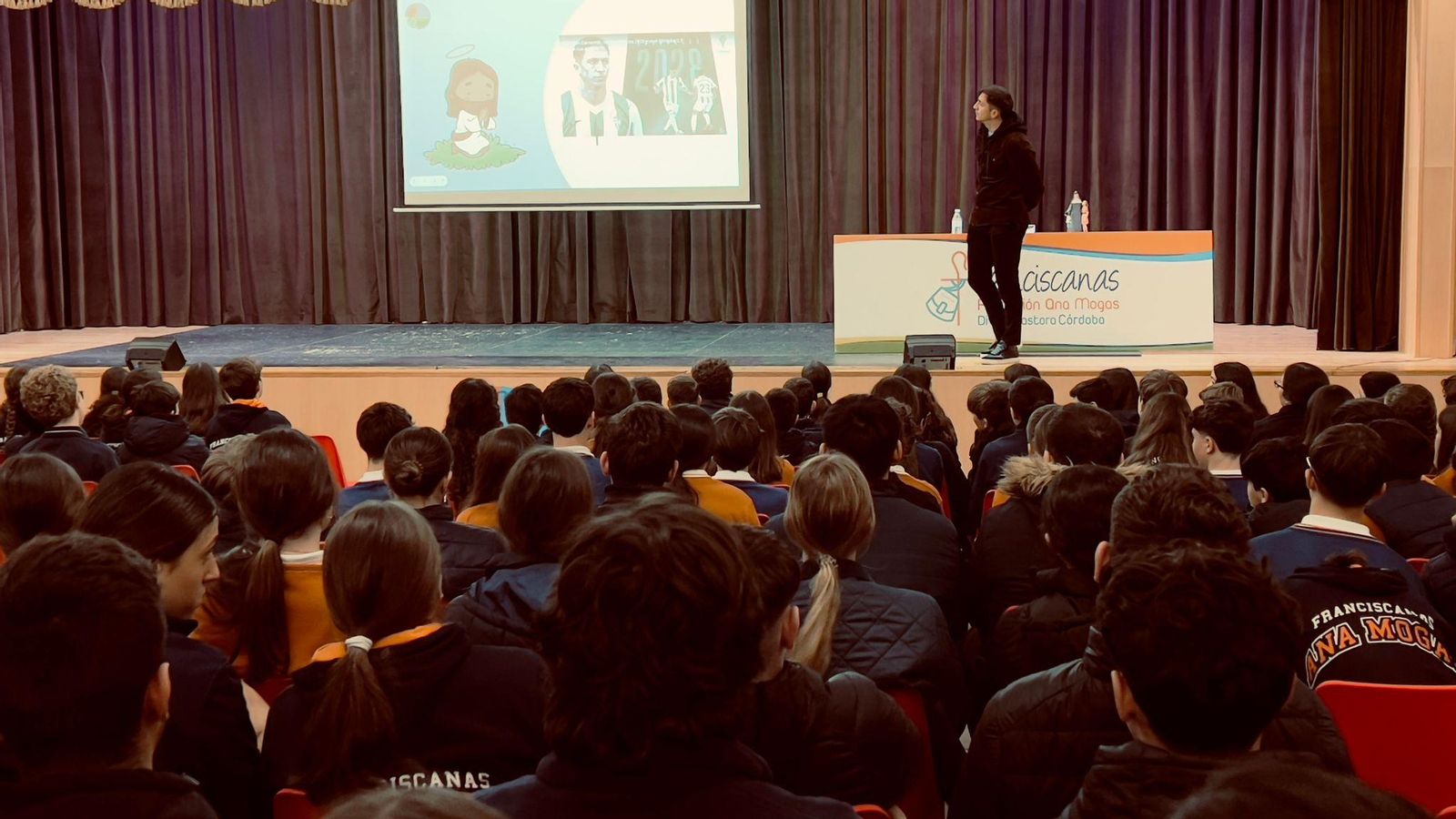 Cristian Carracedo, durante su charla en el colegio Divina Pastora de Córdoba.
