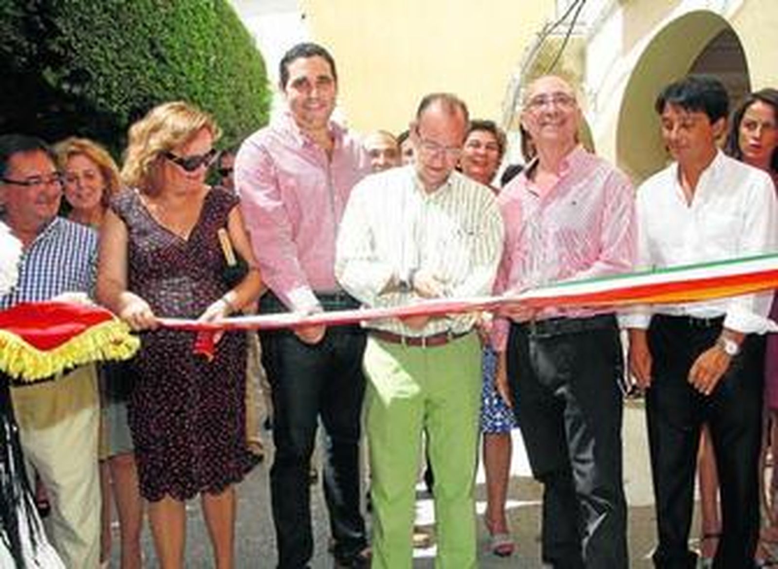 El alcalde de la capital fue el encargado de realizar el tradicional corte de cinta para inaugurar la Feria del Mediodía.